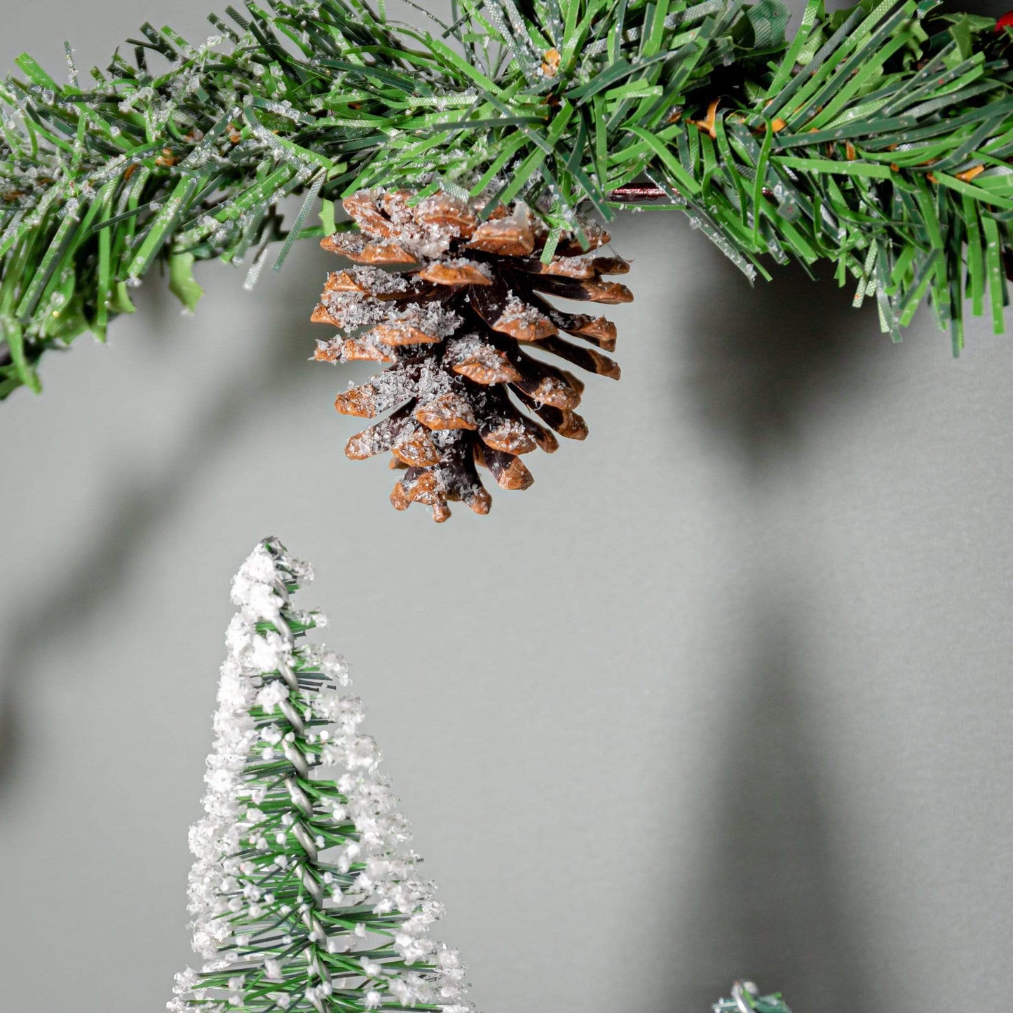 Christmas - Snowy Trees And Berries Christmas Wreath Ring - 50153789