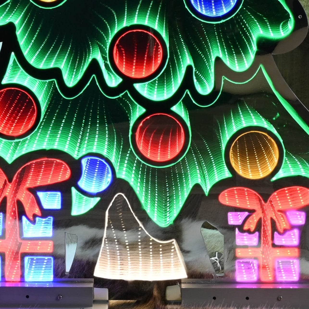 Christmas  -  Infinity Waving Reindeer On Tree Light - 120cm  -  60484000