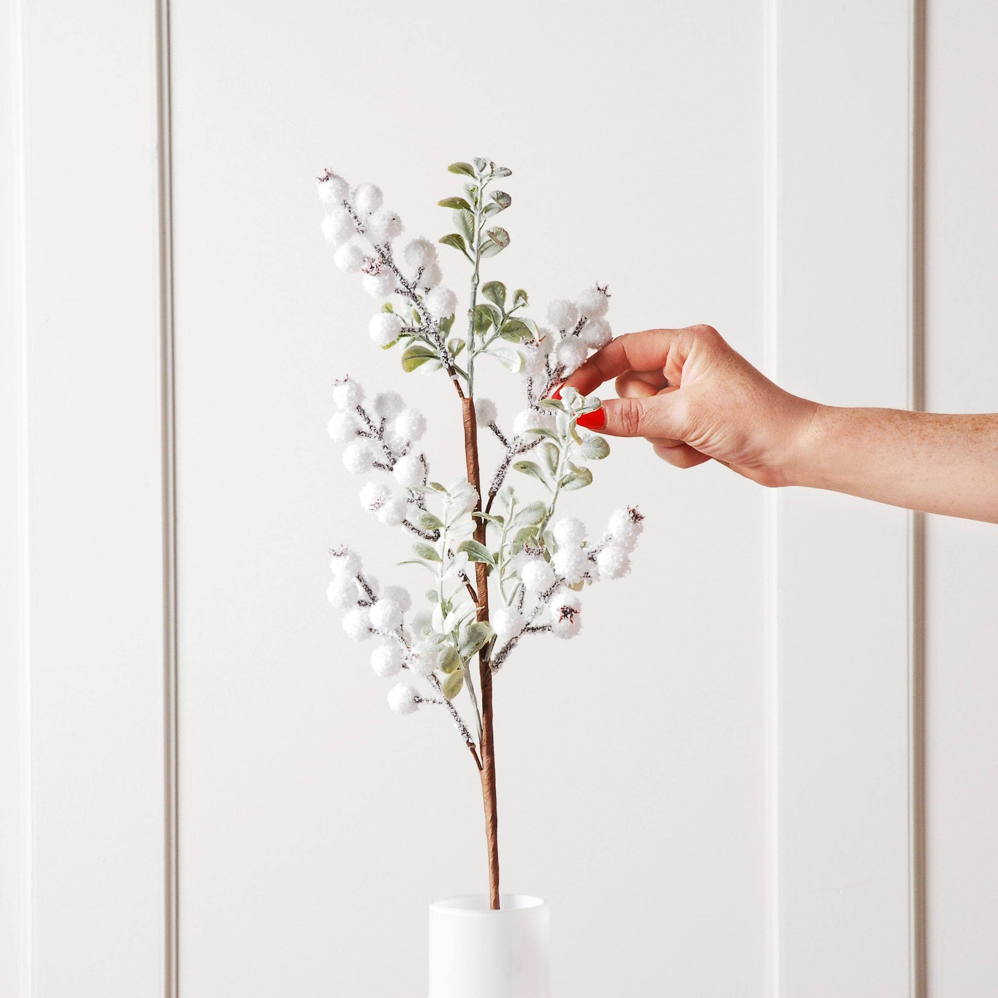 Christmas  -  White Snow Berry Spray With Frosted Mini Leaf - 58cm  -  60484009